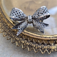 sølvbånd-gemmenbrudt-som-sløjfe-broche-vintage-nål-925sølv